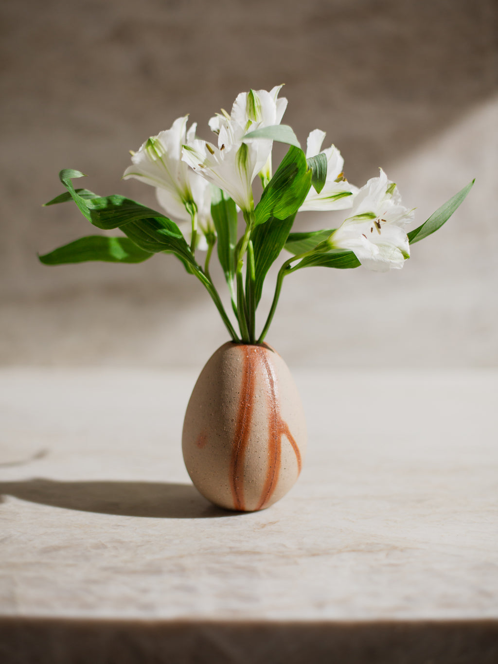 Small Bizen ware flower vase with natural Hidasuki patterns